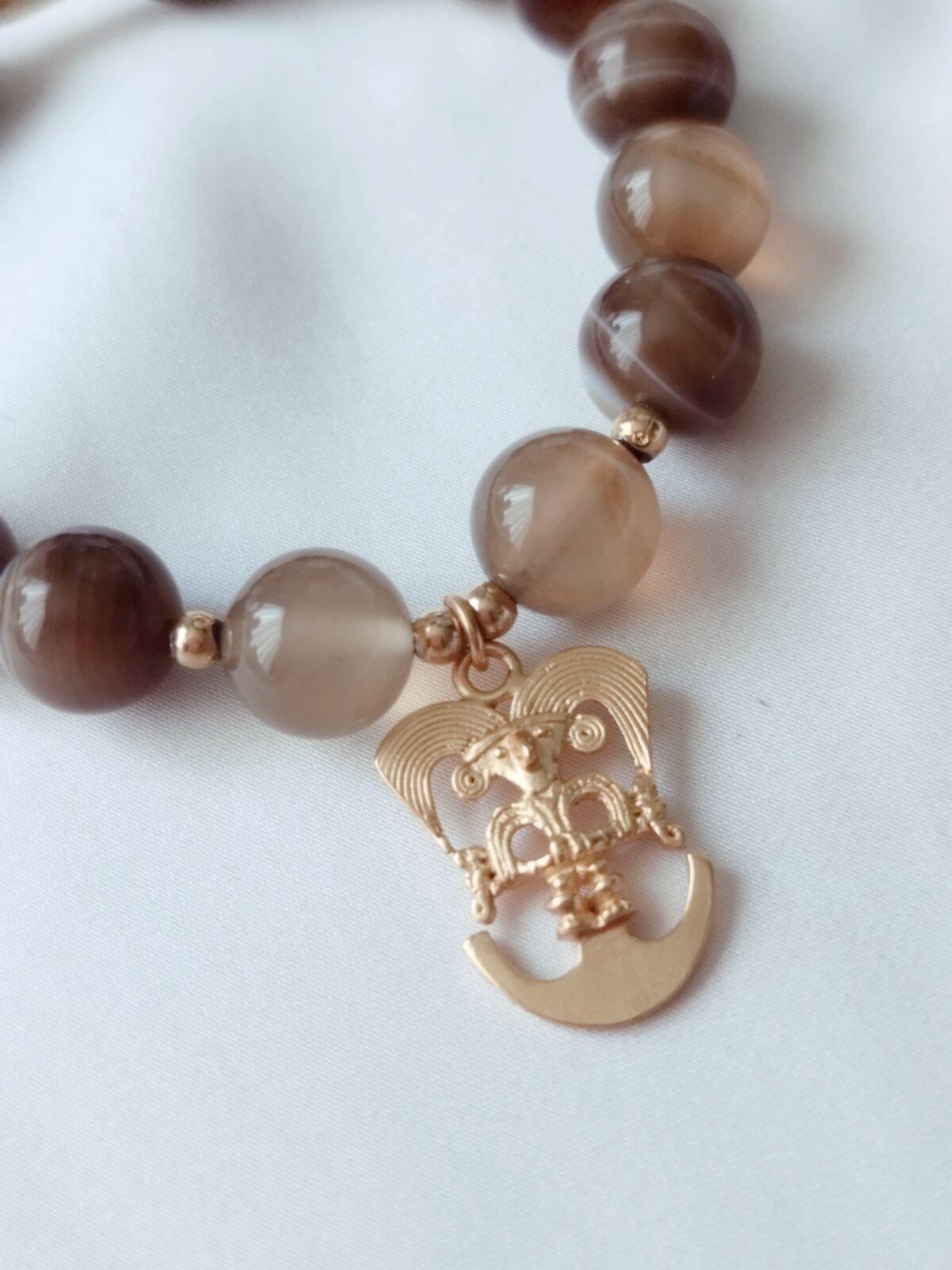 Pulsera en piedras naturales de Ágatas Café – Dije Precolombino Hombre pico de ave del Cauca. - Imagen 2