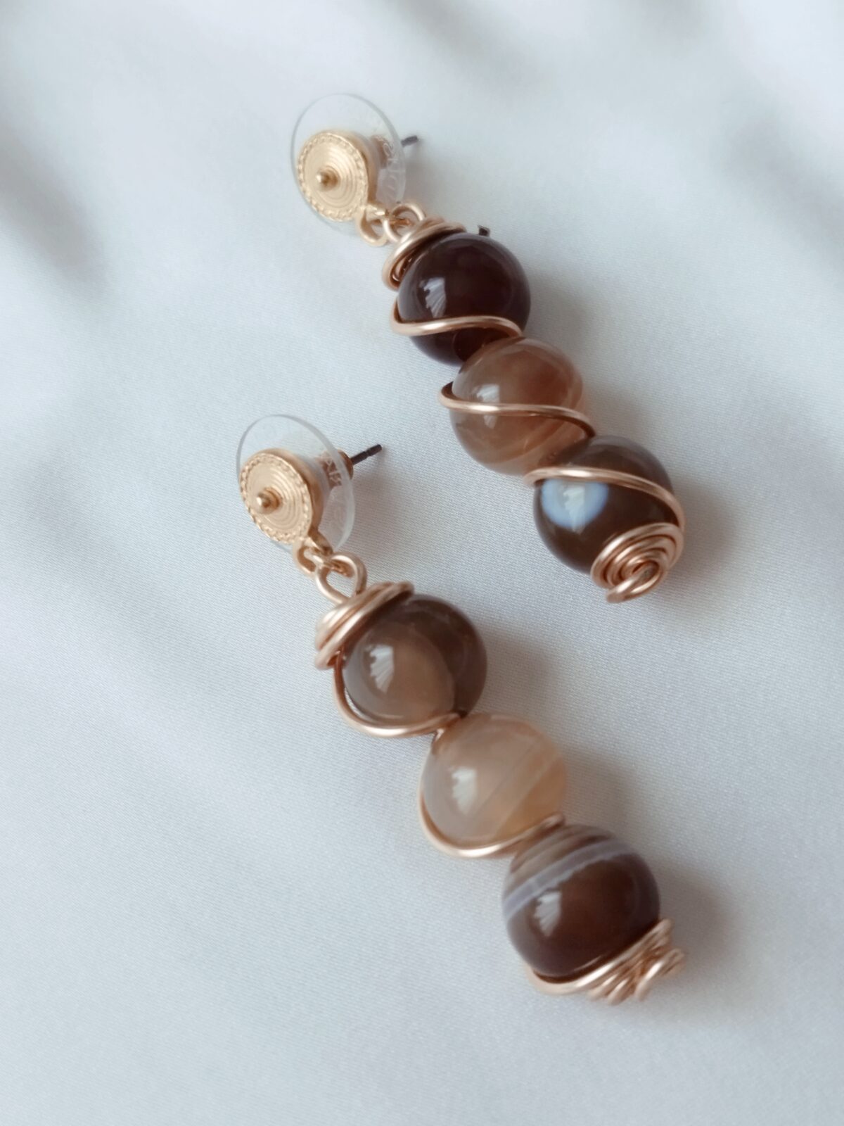 Aretes de Piedra Natural antorchados en alambre - Topo precolombino con baño de oro de 24K