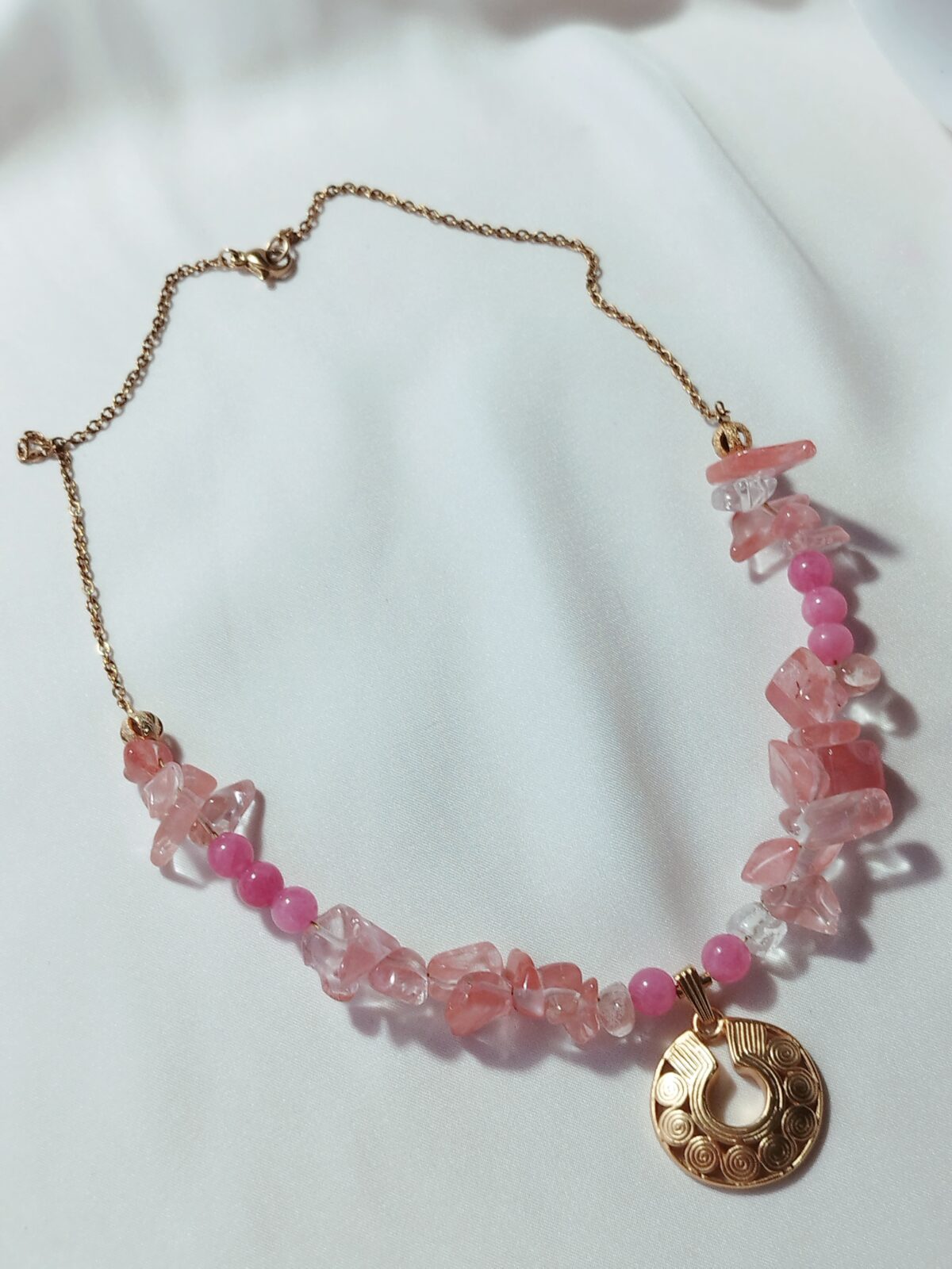 Collar de Piedras naturales de Cuarzo Cherry - Dije Precolombino de Nariguera Semilunar Tairona