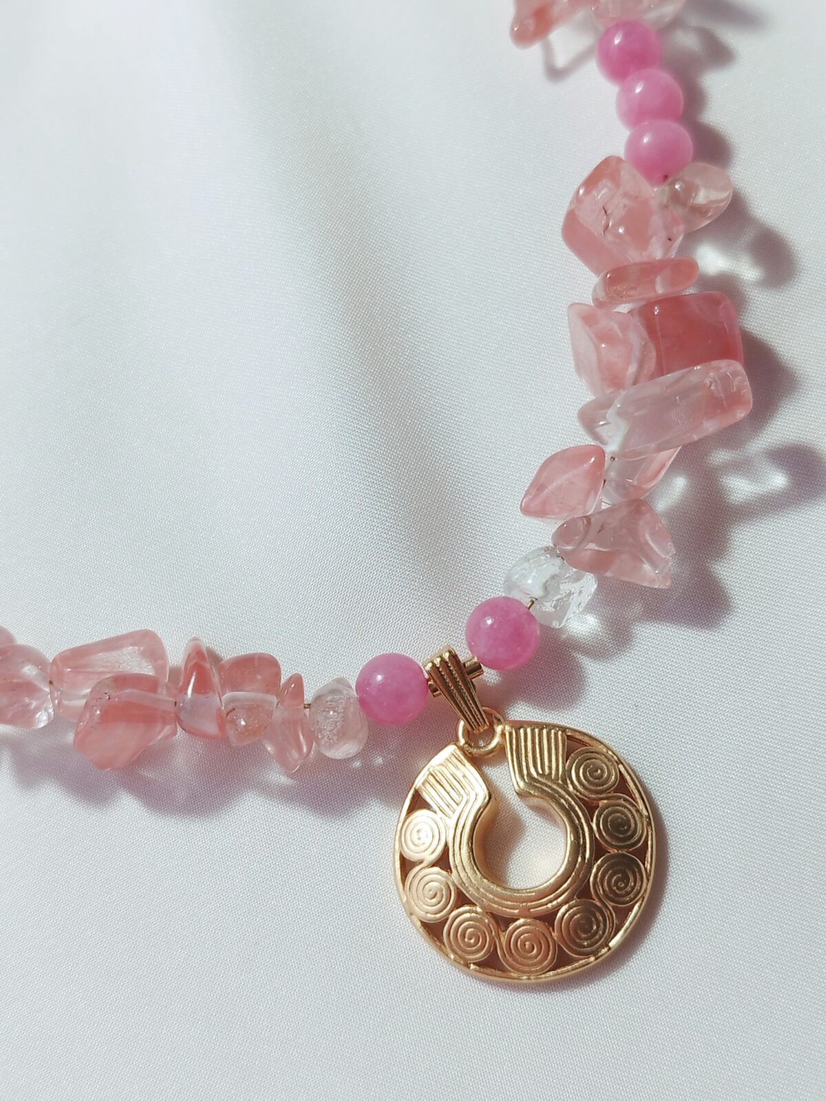 Collar de Piedras naturales de Cuarzo Cherry - Dije Precolombino de Nariguera Semilunar Tairona - Imagen 2
