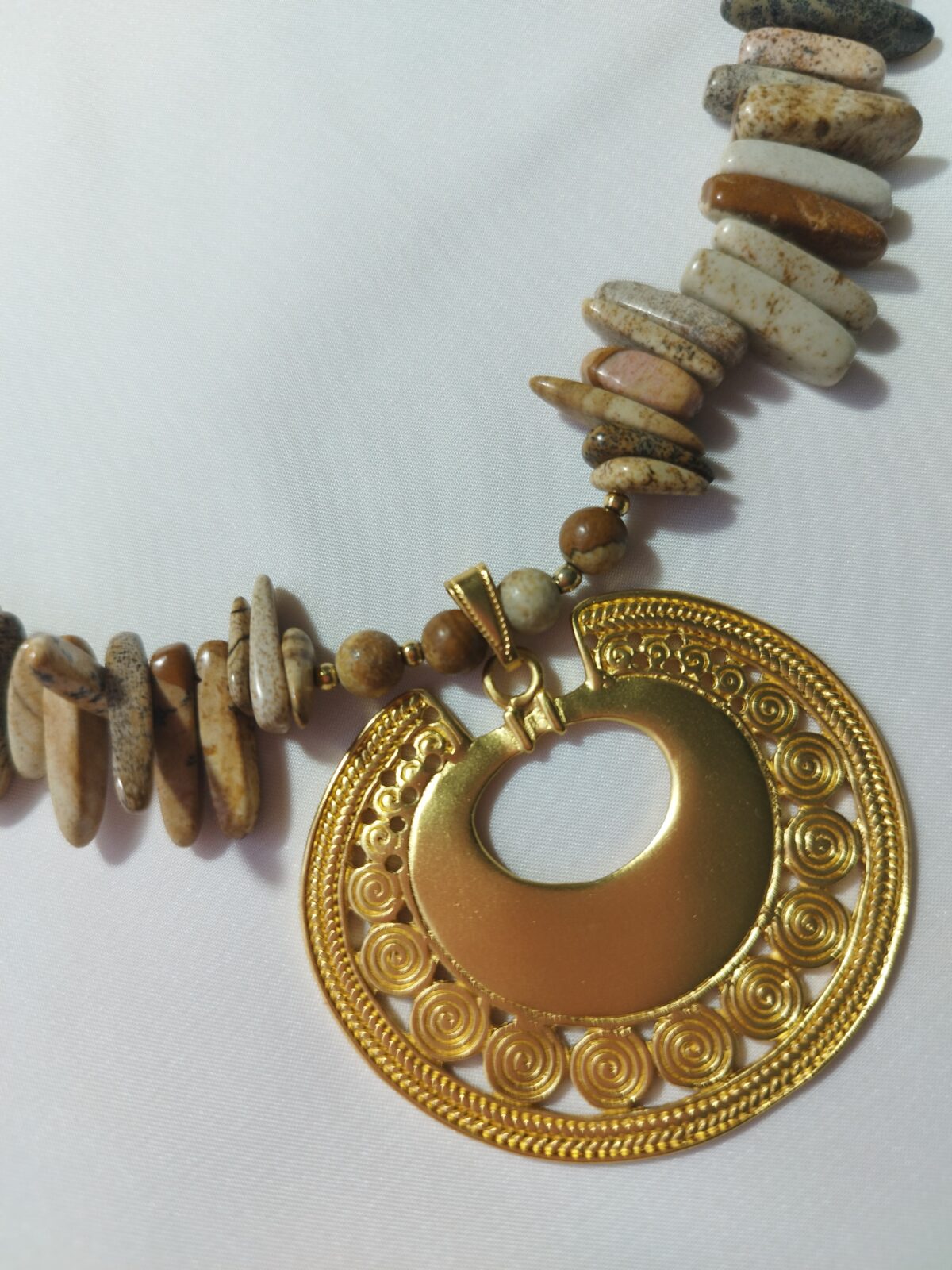 Collar  de Piedras naturales de Jasper madera - Dije Precolombino de Nariguera Semilunar Tairona - Imagen 2