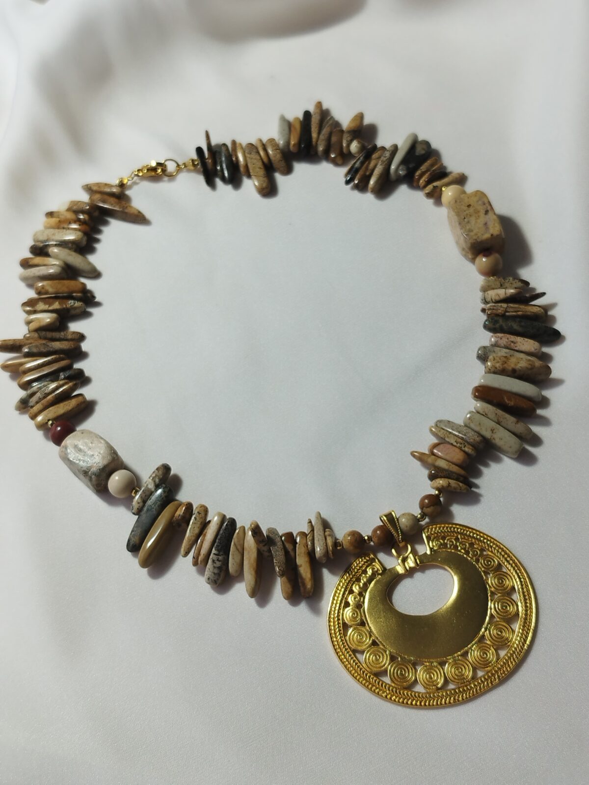 Collar  de Piedras naturales de Jasper madera - Dije Precolombino de Nariguera Semilunar Tairona
