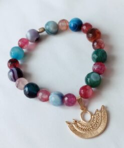 Pulsera en piedras naturales de Ágatas multicolores – Dije Precolombino de Nariguera Alada Quimbaya.