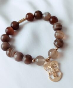 Pulsera en piedras naturales de Ágatas Café – Dije Precolombino Hombre pico de ave del Cauca.