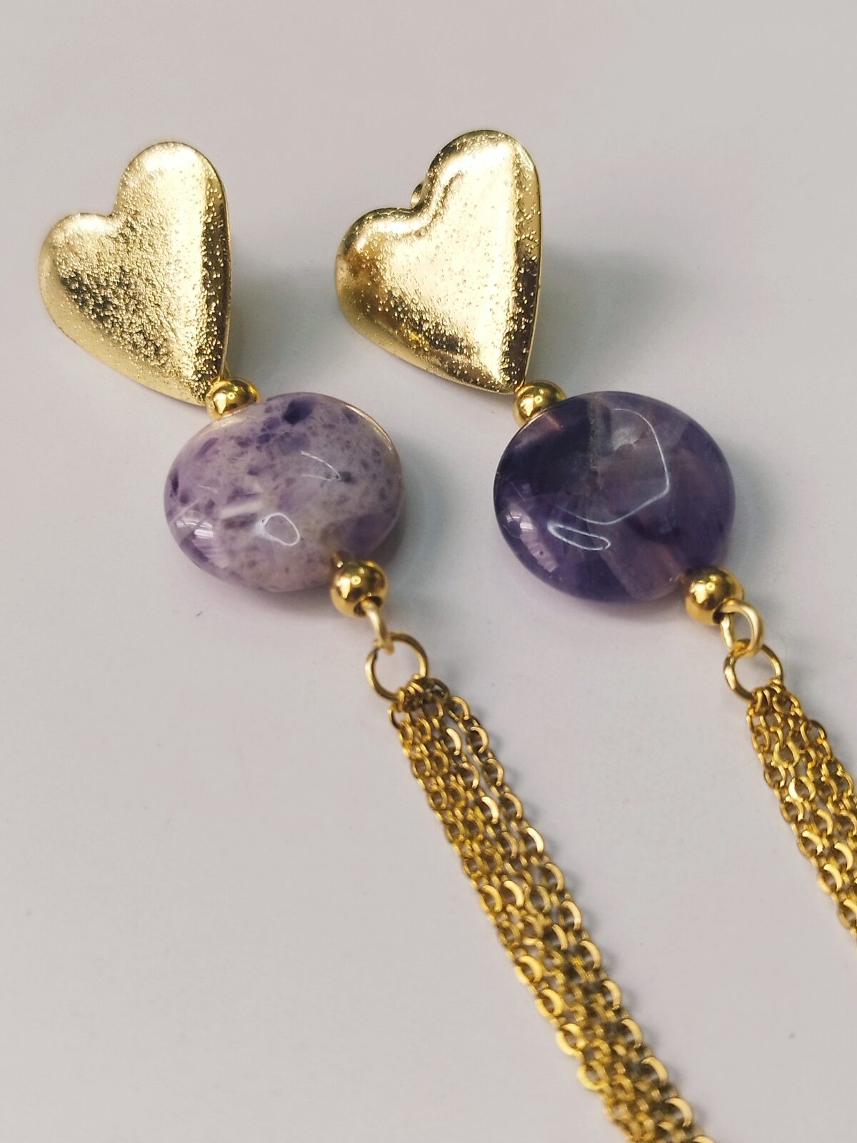 Aretes de Piedras naturales de Amatista - Topos dorados y cadenas de acero - Imagen 2