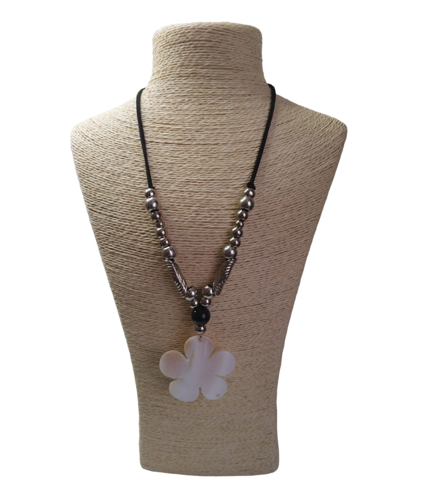 Collar  largo de cuero con esferas  plateadas - Dije de Flor de Nácar