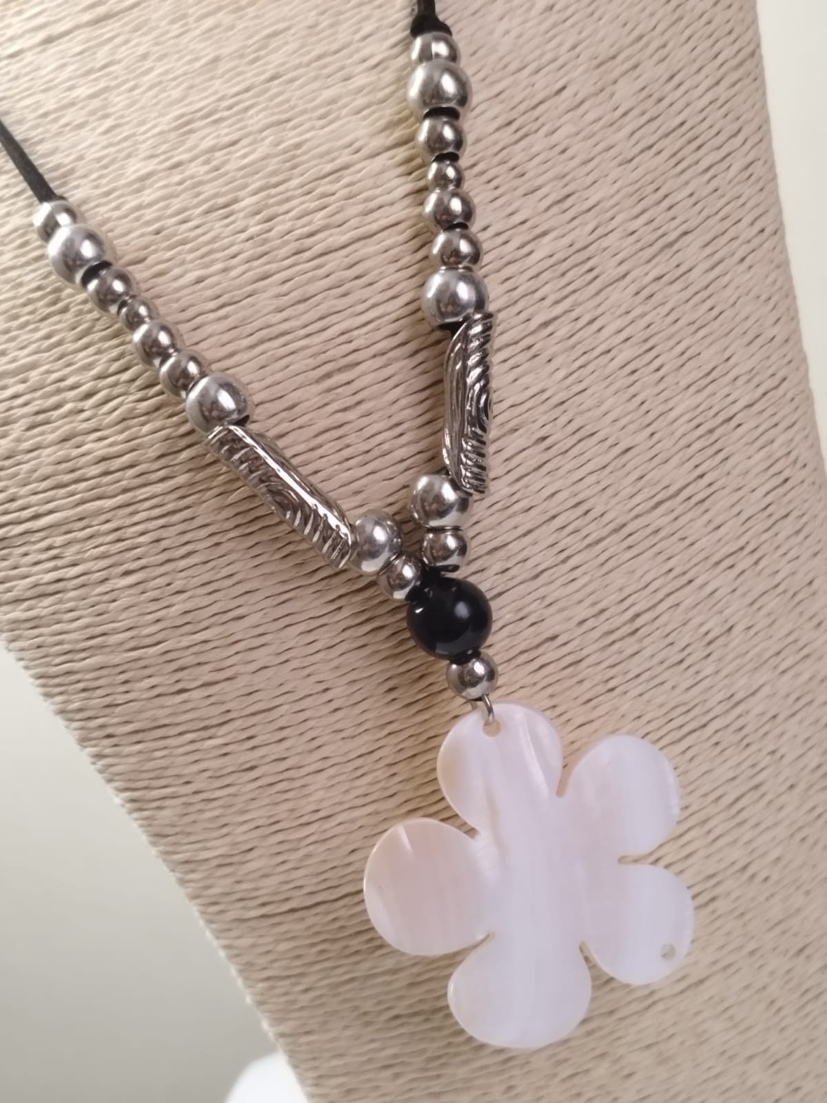 Collar  largo de cuero con esferas  plateadas - Dije de Flor de Nácar - Imagen 2