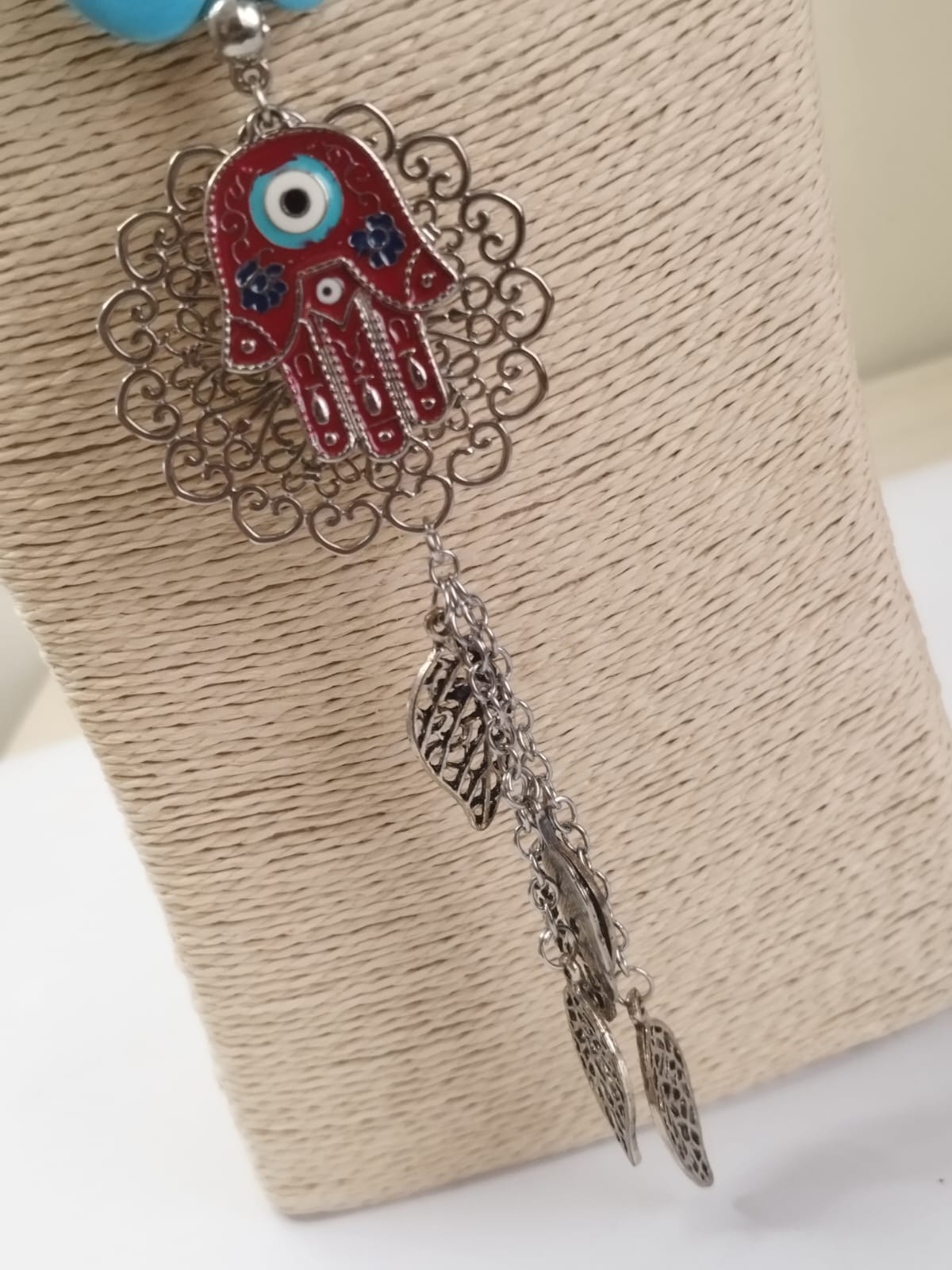 Collar largo de cuero con Piedras naturales de Turquesa - Dije de Mandala con Mano de Fatima y hojas. - Imagen 2