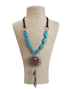 Collar largo de cuero con Piedras naturales de Turquesa - Dije de Mandala con Mano de Fatima y hojas.