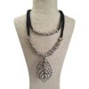 Collar  de cuero con esferas  plateadas - Dije de Hoja