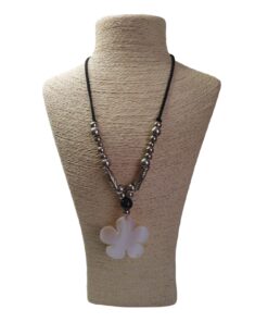 Collar  largo de cuero con esferas  plateadas - Dije de Flor de Nácar