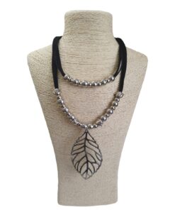 Collar  de cuero con esferas  plateadas - Dije de Hoja
