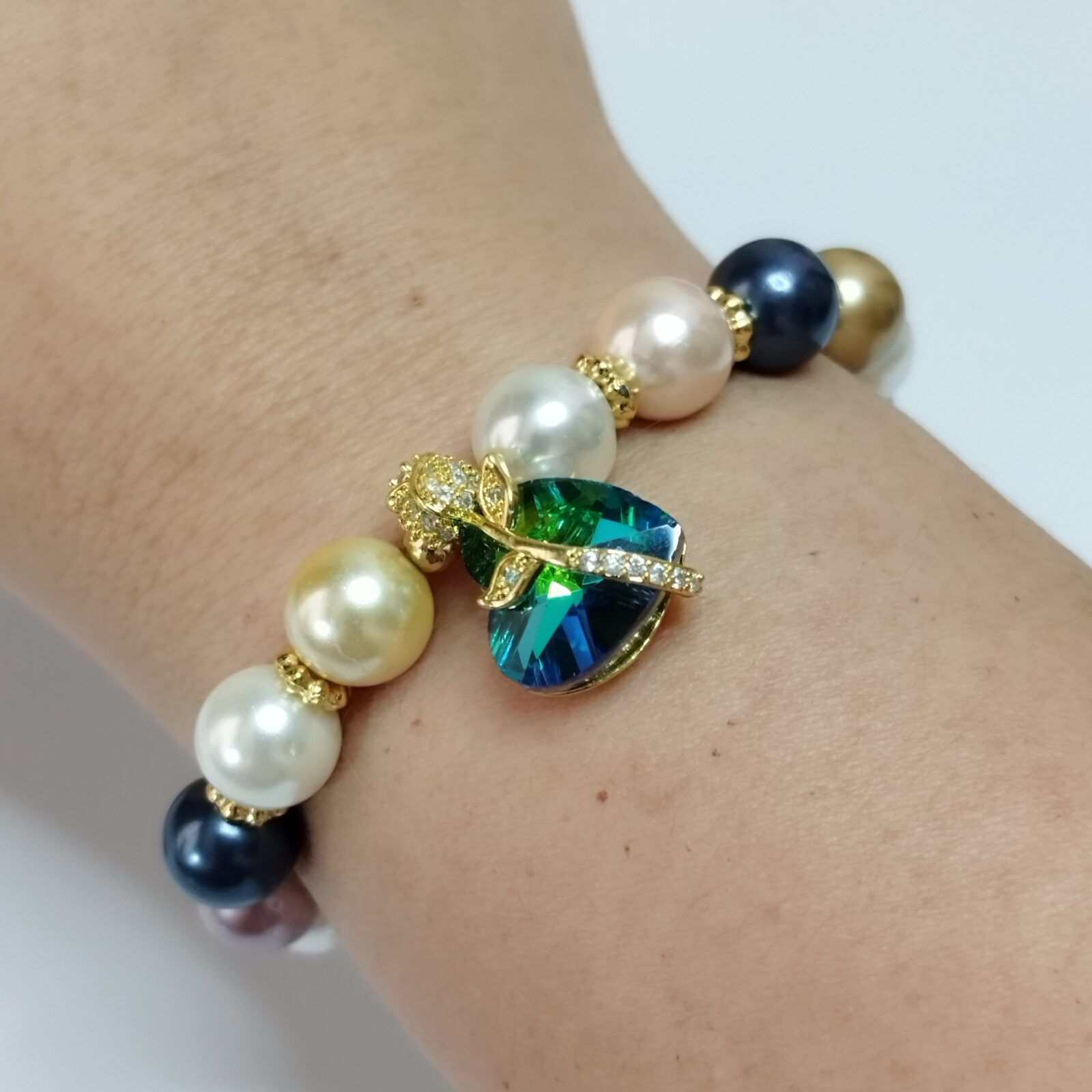 Pulsera en la mano - Gloria Noreña