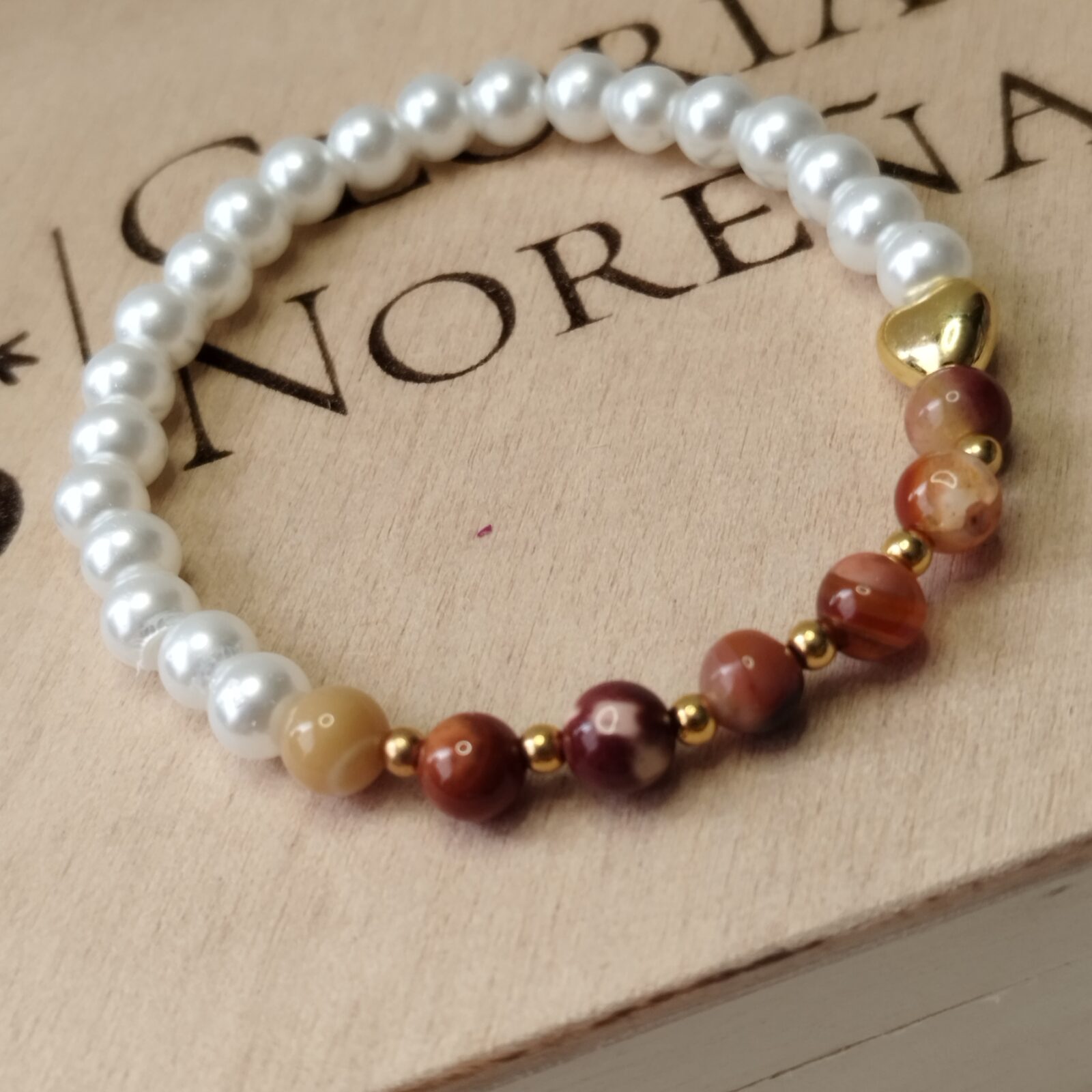 PULSERA ELASTICA EN PIEDRA NATURAL Y PERLAS - SEPARADORES DORADOS - Imagen 5