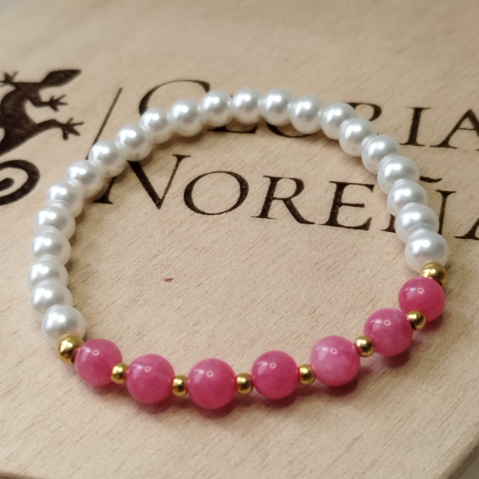 PULSERA ELASTICA EN PIEDRA NATURAL Y PERLAS - SEPARADORES DORADOS - Imagen 2
